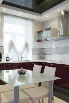 Бургундска бяла малка кухня