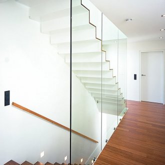 Модерно стълбище със стъклени парапети