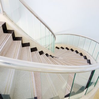 Широко стълбище със стъклени парапети