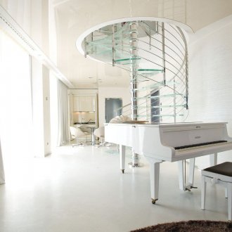 Стилно спирално стълбище от стъкло и метал