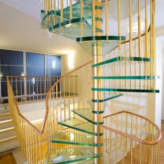 Спирално оригинално стълбище от стъкло и метал