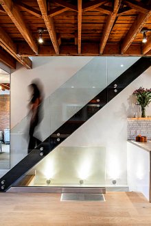 Стълбище със стъклен парапет