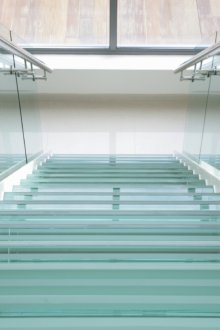 Широко стъклено стълбище в интериора