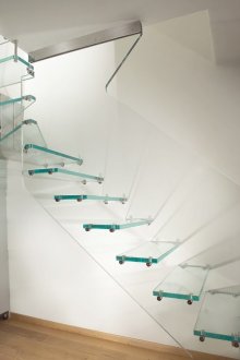 Комбинирана стъклена стълба в интериора