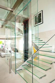 Необичайно стъклено люлеещо се стълбище във вътрешността на къщата