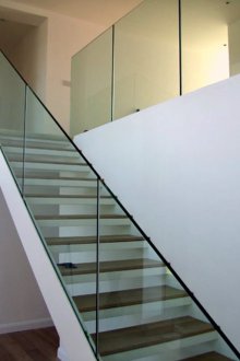 Стълбище със стъклен парапет в къщата