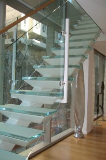 Тесни стълбища от стъкло и метал в интериора на къщата
