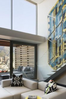 Модерно стълбище със стъклен парапет във вътрешността на апартамента