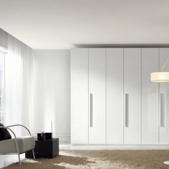 Бял гардероб в хола