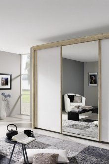 Бежово-бял гардероб в хола