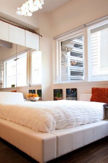 Огледало и бяла фасада на гардероба