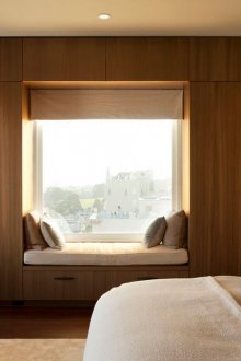 Дървен голям гардероб в спалнята