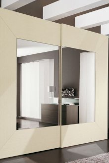 Бежов огледален гардероб в интериора