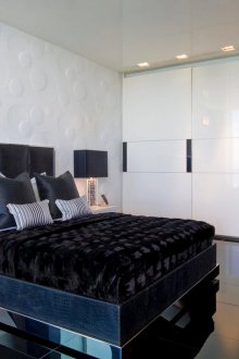 Черно-бял гардероб в спалнята