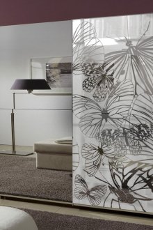 Огледални врати с модел гардероб