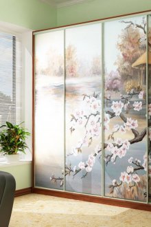 Плъзгащ се гардероб с шарка сакура в хола