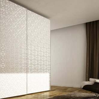 Релефен бял фасаден гардероб
