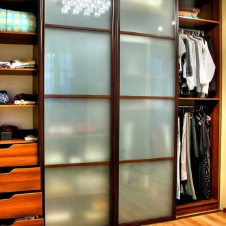 Гардероб с матирано стъкло