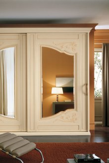 Бежов гардероб с огледални вложки