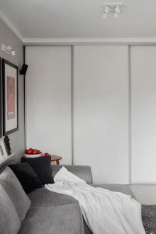 Бял вграден гардероб в хола