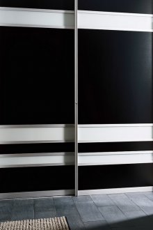 Черно-бял гардероб в коридора