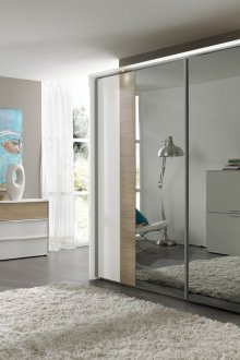 Бежово и бяло огледален гардероб