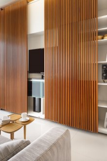 Кафяво-бял дизайнерски гардероб в хола