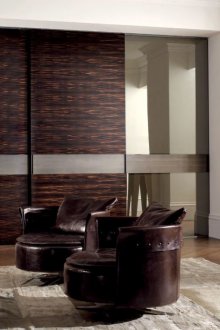 Кафява огледална фасада на гардероба в хола