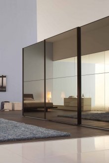 Огледален голям гардероб в интериора