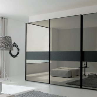 Черен гардероб в светъл интериор