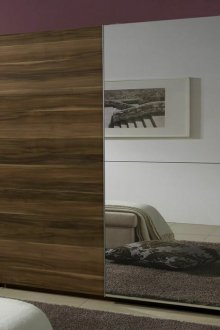 Кафяв плъзгащ се гардероб с огледална врата