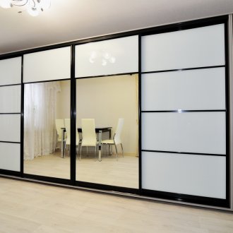 Голям гардероб с рафтове