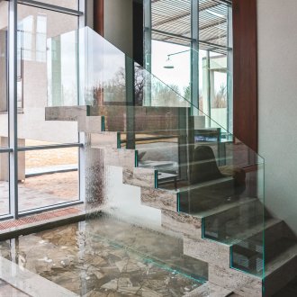 Стъклено стълбище с водопад