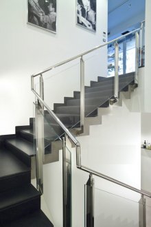 Черно стълбище със стъклени и метални огради