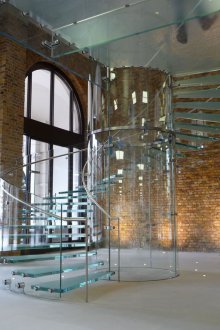 Оригинално спирално стълбище от стъкло и метал