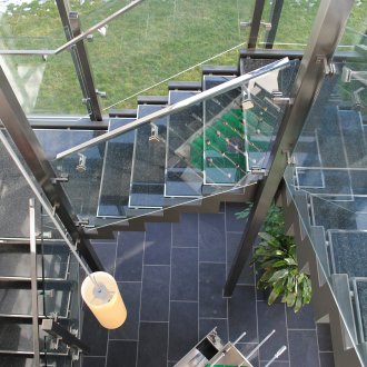 Въртящо се стълбище със стъклени парапети в интериора