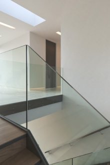 Стълбище със стъклен парапет