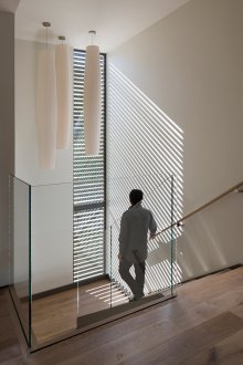 Кафяво стълбище със стъклен парапет