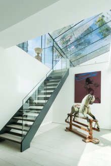 Метално стълбище със стъклен парапет