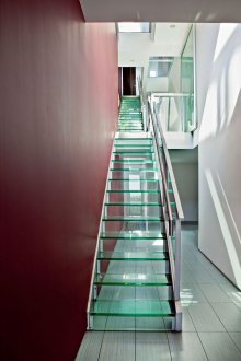 Тясна стъклена стълба в интериора