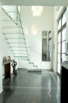 Стъклено стълбище в класически интериор