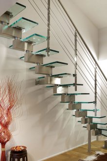 Стилно стълбище от стъкло и метал