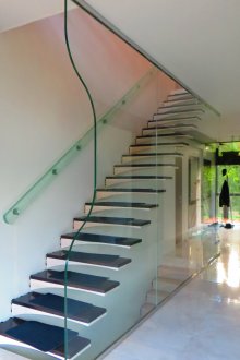 Стъклен парапет на стълбите