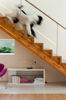 Дървено стълбище със стъклен и метален парапет