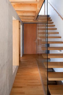 Дървено стълбище със стъклен парапет