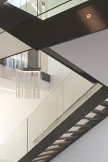 Метално стълбище със стъклен парапет