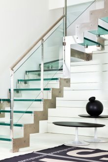 Люлеещо се стълбище от метал и стъкло в интериора