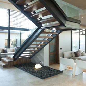 Черно и кафяво стълбище със стъклен парапет