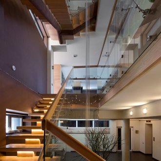 Дървено стълбище със стъклен парапет