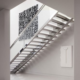 Метално стълбище със стъклен парапет във вътрешността на къщата